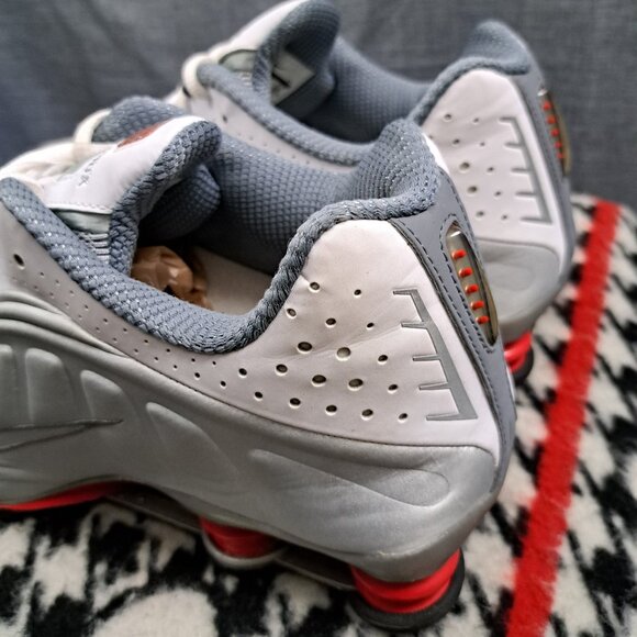 Nike Shox R4 Metallic Silver White Red Men\'s Size 11